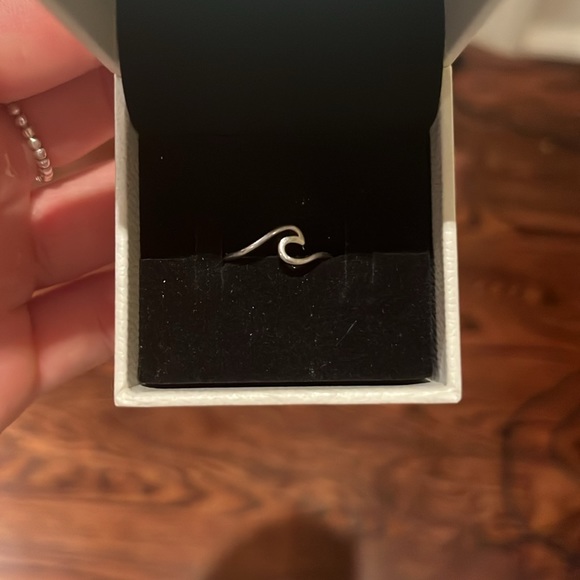Stirling silver wave ring size 5 - Picture 1 of 6